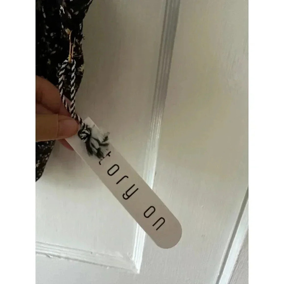 Story on Women’s size Medium Floral Tanktop - Picture 5 of 7